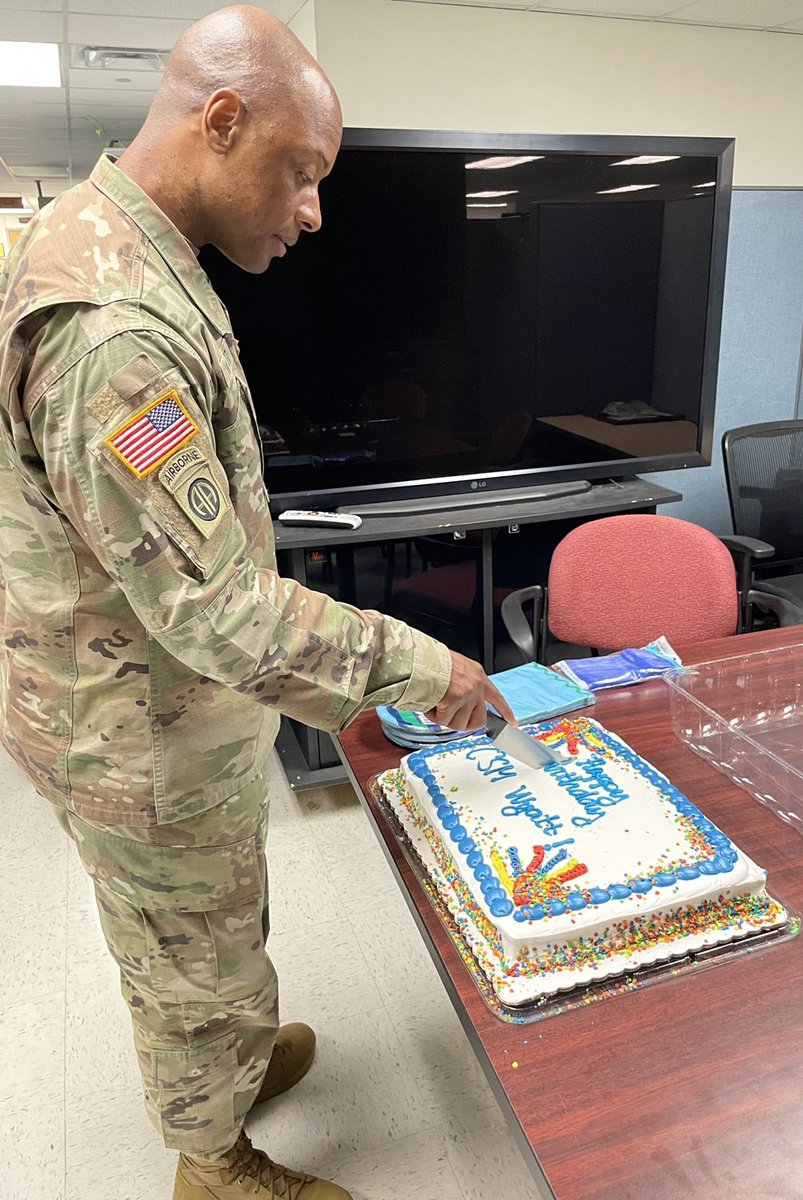 407thArmy's tweet photo. Everyone is enjoying the birthday festivities! #CommandSergeantMajor | #Birthday | #Celebration | #Camaraderie | #Family | #407thAFSB | #DreamTeam | #OneTeamOneFight πππ https://t.co/sd4LousaXd
