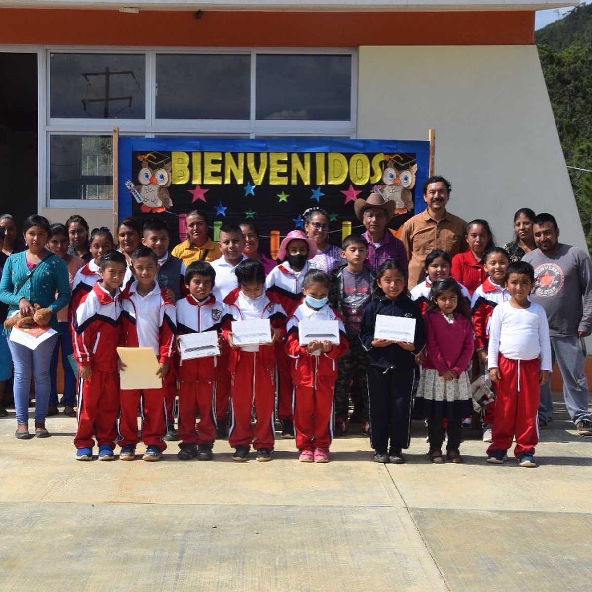 LAMCreativeAVL's tweet photo. Do you remember the fundraiser Tequio Foods did a few months ago? I am so happy to announce that we donated tablets to the local elementary school in Matagallinas, a Mixe community on the north side of Oaxaca. The tablets will be used to help them access the internet https://t.co/Mmc6QpemnH