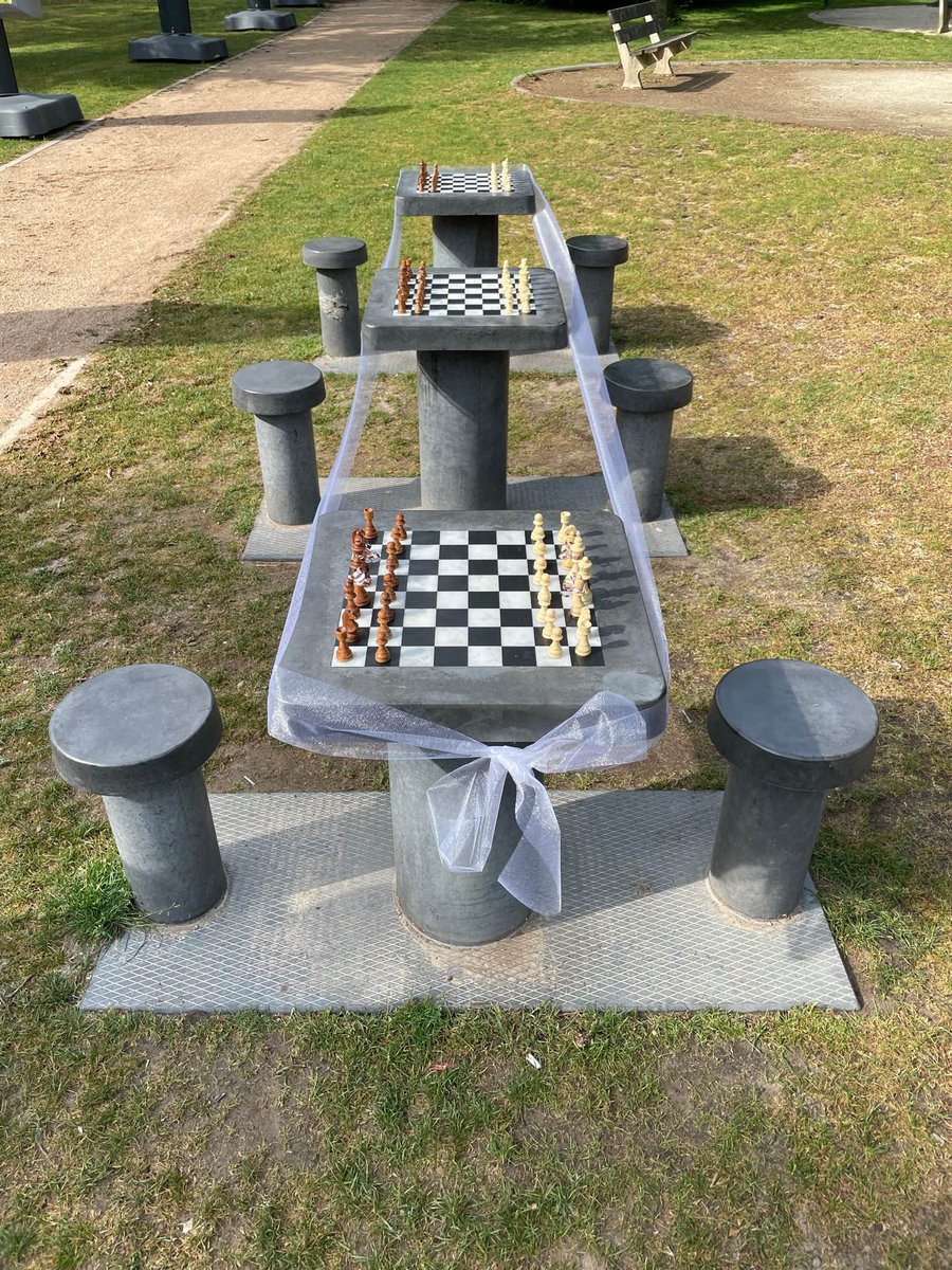 ¿A cuántos retuits puede llegar esta foto con 3 mesas de ajedrez? #AjedrezUrbano