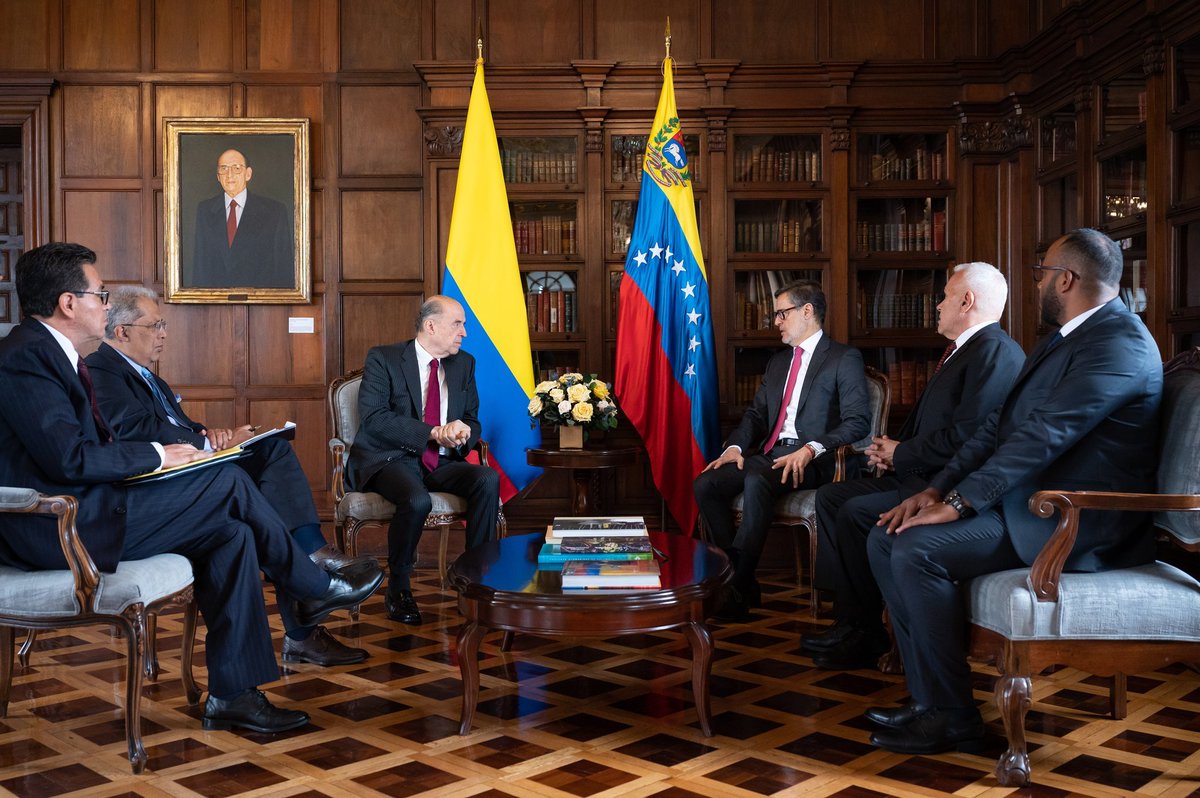 mippci_ven's tweet photo. #31Ago| 🇻🇪 📢 ¡ETIQUETA DEL DÍA! ▶️ 

#NuevaEraBinacional

¡Somos Venezuela en desarrollo! https://t.co/YRCNbTlmOf