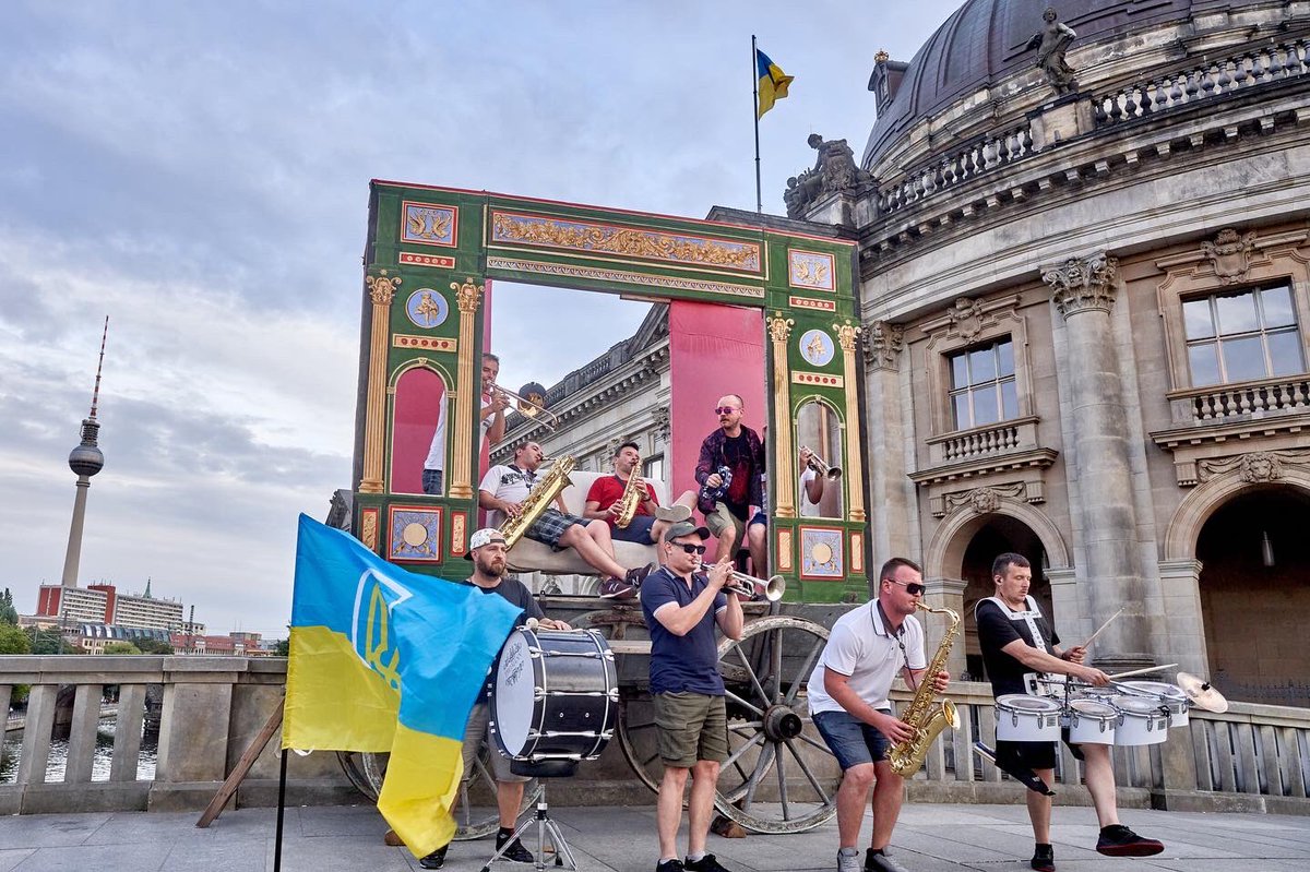 MboMind's tweet photo. Street performance at Monbijou theater in Berlin 

Photo by Jochen Zick

#mbo #mindblowingorchestra #streetmusic #berlin #theater #monbijoutheater #monbijoubrücke https://t.co/EoDd8jN2qy