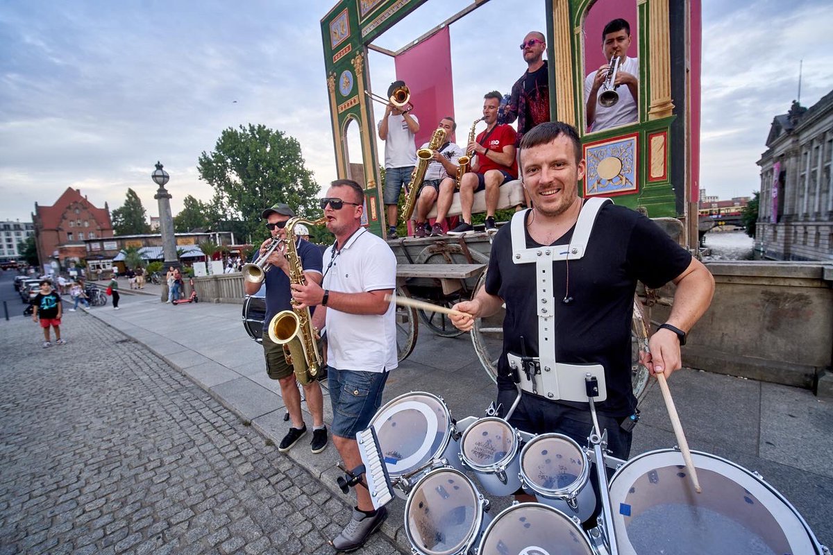 MboMind's tweet photo. Street performance at Monbijou theater in Berlin 

Photo by Jochen Zick

#mbo #mindblowingorchestra #streetmusic #berlin #theater #monbijoutheater #monbijoubrücke https://t.co/EoDd8jN2qy