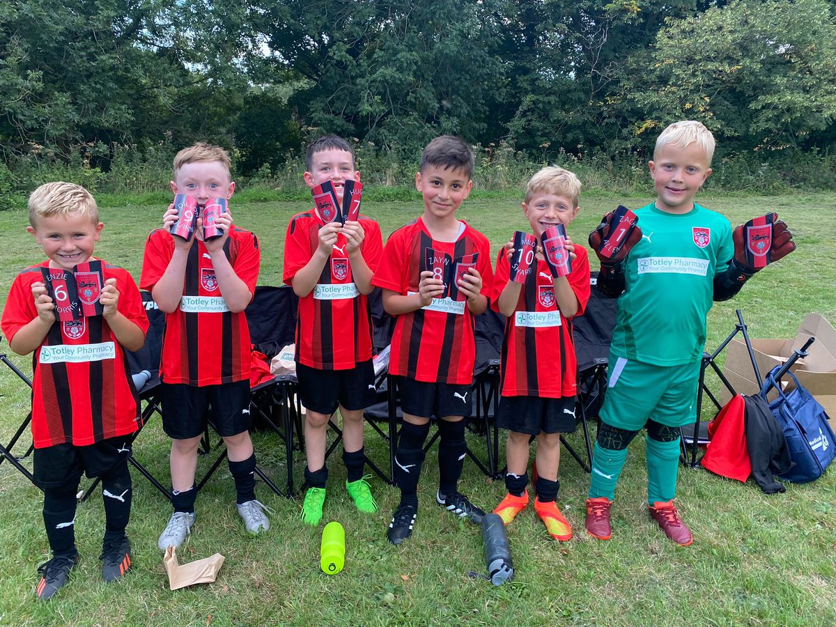 Pleasure to make a set of team shin pads for @billysharp10 and his grassroots team! Awesome to see the lads so happy with them and to top it off they got the win with the new shinnizz ⚽️🔥 FOLLOW US ON INSTA AND FACEBOOK! Search SHINNIZZ