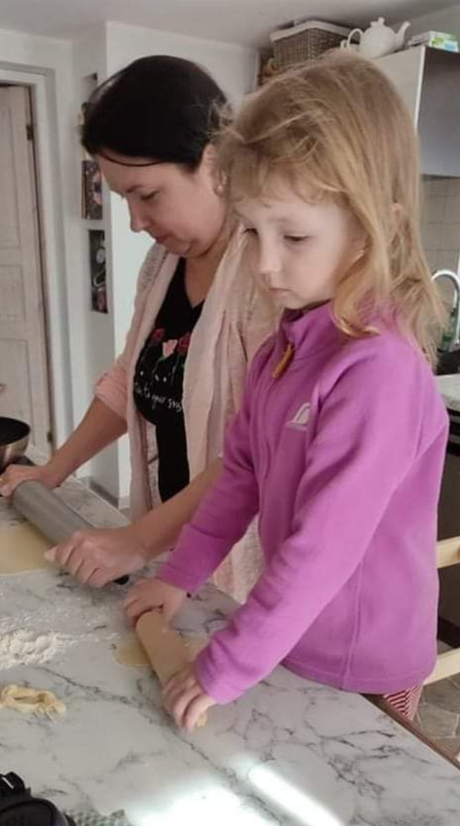 underheleri's tweet photo. Väike Eva tuli emaga sõja eest siia ja müüs kogu suve tšeburekke, lootuses varsti taas koju Ukrainasse sõita. Nüüd sõidabki, aga mitte rõõmuga, vaid isa matma. Abi vajavad paljud, aga see lugu mul südames. Sõda käib ikka veel.
OLENA ZABALUIEVA
EE591010011914229228
Selgitus: EVALE https://t.co/WNenxSocSD