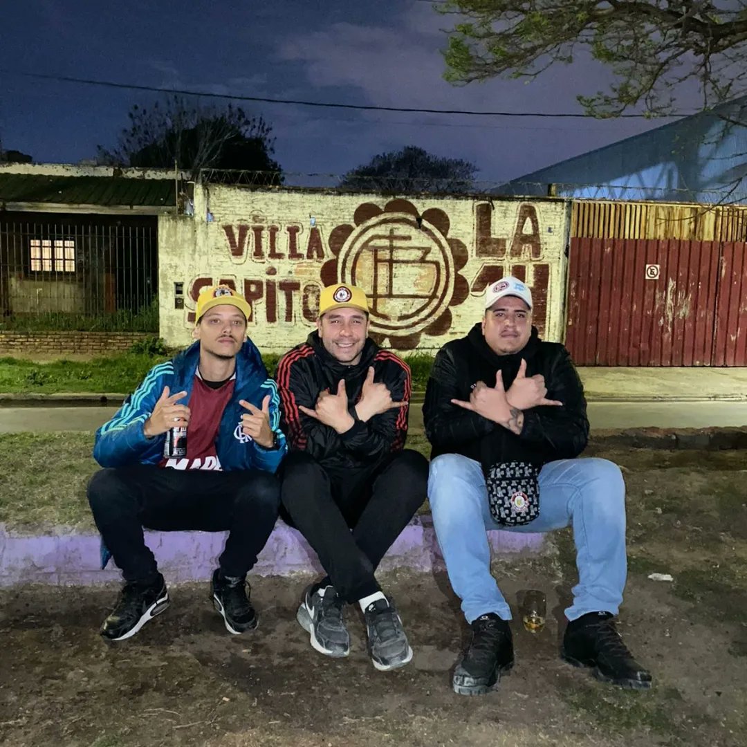 Jere_Lanus14's tweet photo. Amiztade sim fronteira Lanus E Flamengo La barra 14 e Torcida Fla Manguaça #torcidasunidas #semifinal #CopaLibertadores #flamengo #villasapito #lanuseste https://t.co/jvs9AIUb0H