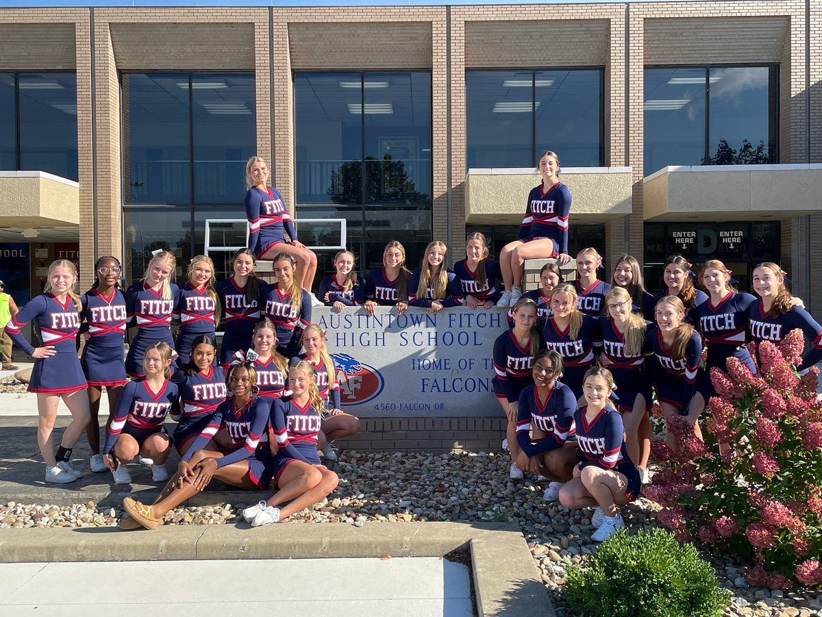 fitch_cheer's tweet photo. We finally got to perform at the Canfield Fair after Covid and weather prevented that for the last 2 years! Great job to all the local teams that performed today 🤩 https://t.co/hRxZJ5gLn4