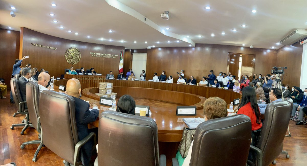 RobertoUlisesMP's tweet photo. Esta tarde con gran entusiasmo el @CongresoEdoSLP hizo la entrega del Informe de la Consulta a Pueblos y Comunidades Indígenas a la Comisión de Asuntos Indígenas con la presencia de la entidad normativa.

El origen no debe regir el destino de nadie. 🙌🏼💚¡Legislando Juntos!
#SLP https://t.co/eUPj0V10qu