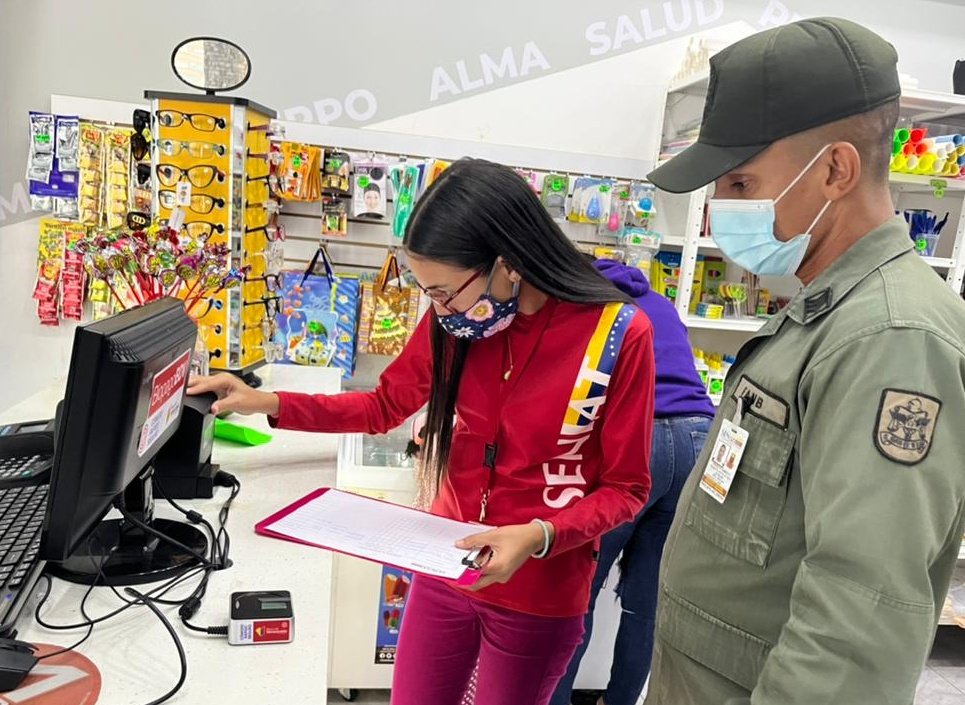 Continúan desplegados los fiscales de Tributos Internos Región Insular en los comercios de #NuevaEsparta con el fin de verificar la emisión de #Factura y uso de la máquina fiscal, con la finalidad de combatir la evasión fiscal.
#SENIATImpulsaLaEconomía
#SENIATPotenciaLaEconomía