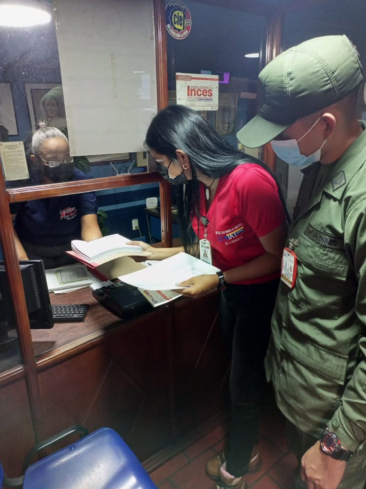 Funcionarios de @sectorlafria realizan operativo de control fiscal, exhortando a los contribuyentes al deber de facturar, el uso de la máquina fiscal según Prov. 0071 y 0141; así como a sujetos pasivos especiales de la calle 8 Casco Central de #Colón.
#SENIATImpulsaLaEconomía