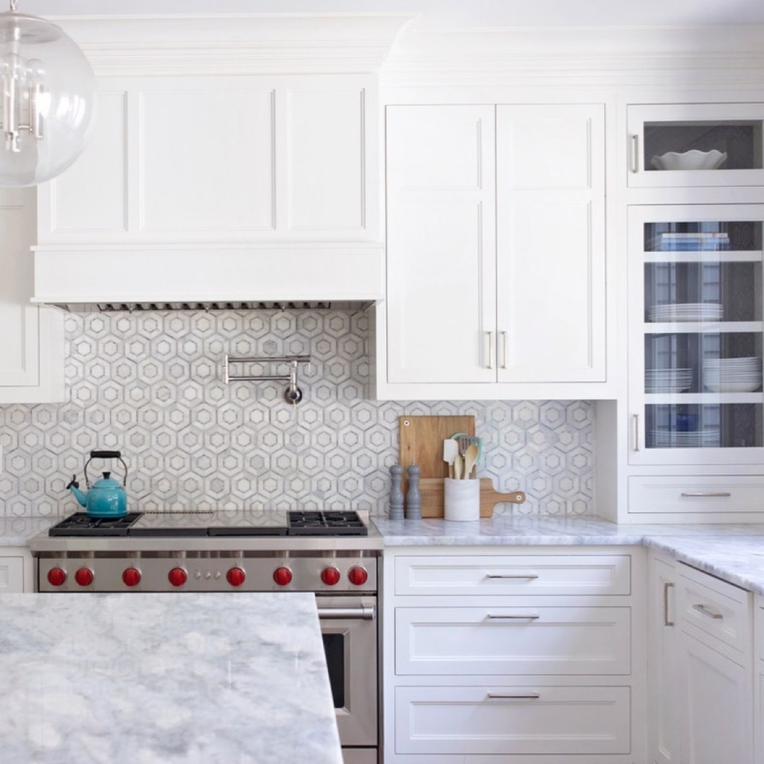 Allure Charisma marble mosaic adds a playful geometry to this elegant all-white kitchen. 

Tile Supplier: Creative Tile of Ridgefield
Design and Photo: Molly Hirsch Interiors

#backsplash #kitchendesign #akdotile #marblemosaic