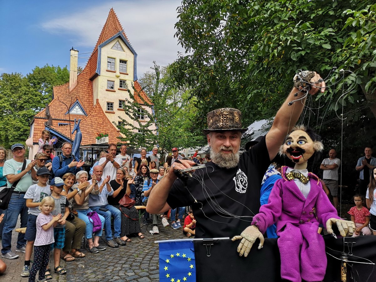 VDPVerband's tweet photo. Der ukrainische Puppenspieler Serhii Soloviov hat bei der 6. Deutschen Figurentheaterkonferenz in Northeim in einem bedrückenden Vortrag über seine Auftritte in Bunkern berichtet. Mit handbedruckten T-Shirts sammeln die UNIMA und VDP für die Ukrainehilfe. https://t.co/p40V3YPo1f