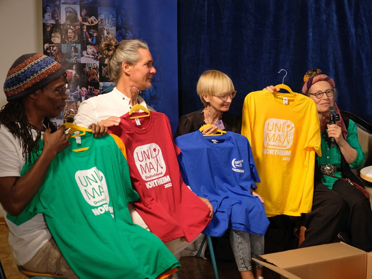 Der ukrainische Puppenspieler Serhii Soloviov hat bei der 6. Deutschen Figurentheaterkonferenz in Northeim in einem bedrückenden Vortrag über seine Auftritte in Bunkern berichtet. Mit handbedruckten T-Shirts sammeln die UNIMA und VDP für die Ukrainehilfe.