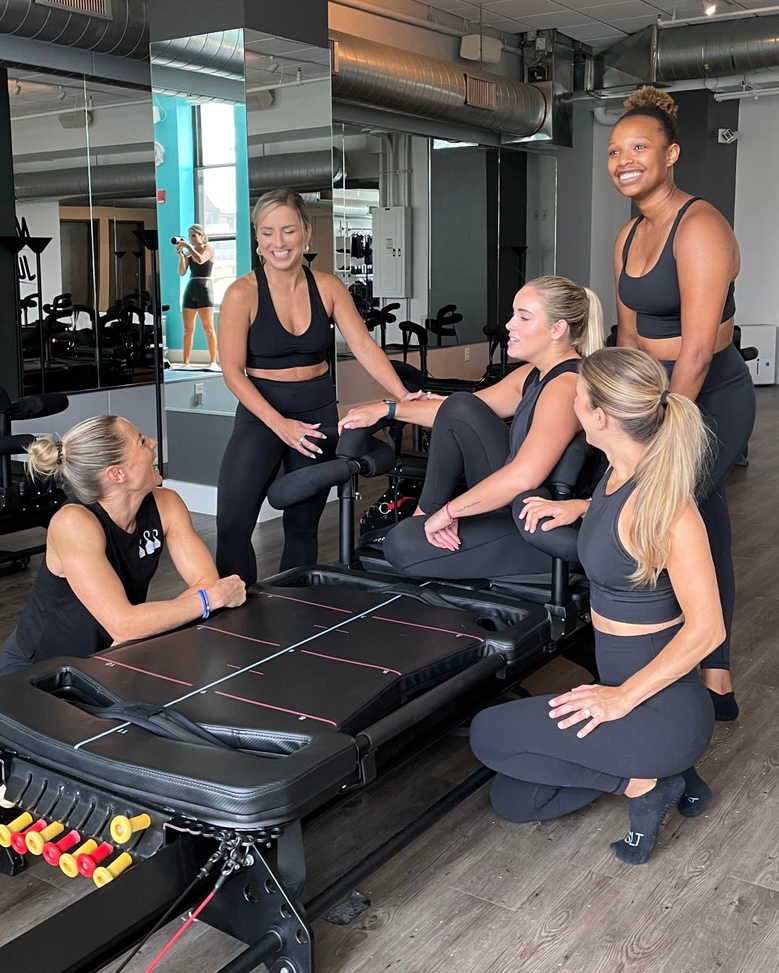 Tag your SLT bestie 💙 who: 
🍷actually looks like they’re balancing a wine glass on their back while doing Donkey Kicks
🪡Threads the Needle like nobody’s business 
⏩ doesn’t skip a beat with SLT transitions 
🤫 a first-timer who you want to let in on the ‘lil