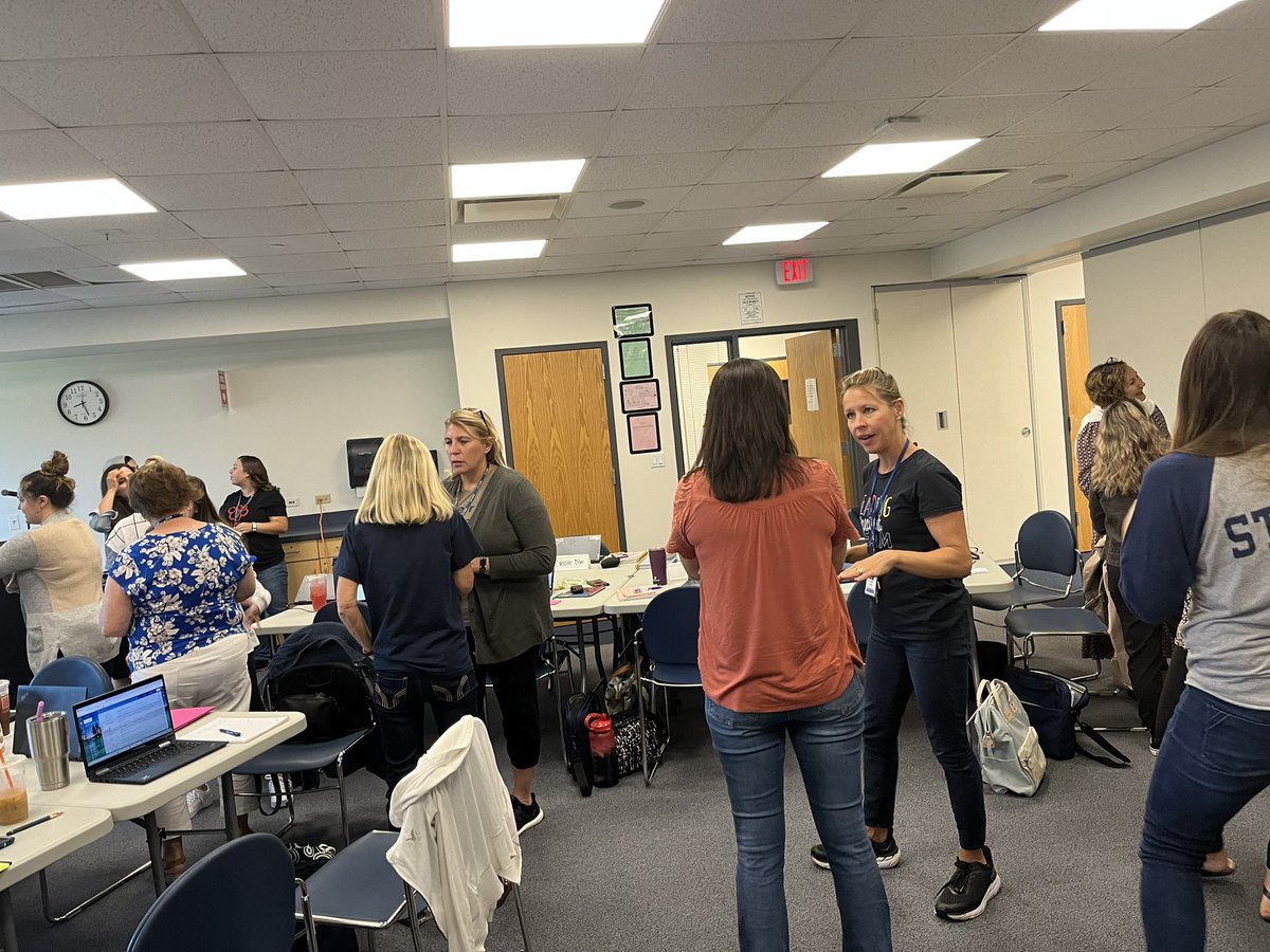 Ms_Maslak's tweet photo. 2nd grade collaborating on Quarter 1 and looking deeper into CKLA Amplify! #OakRidge #GlenOaks @RuzichKatie @MrsBartkus #NPD117 ☀️ https://t.co/4TK9UB52R3