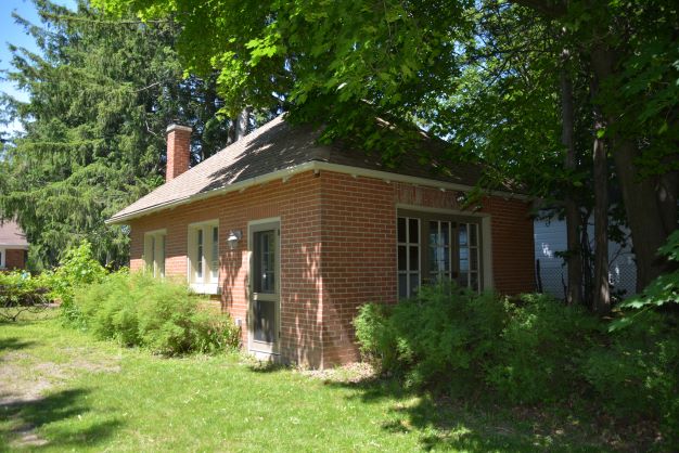 The Fall Speaker Series returns on Tuesday September 20 at 7:30 on zoom! Jennifer Guerin, Heritage Researcher for the City of Peterborough, examines the  unexplored development of the garage as a stand-alone structure and its evolution as an integral part of house design.