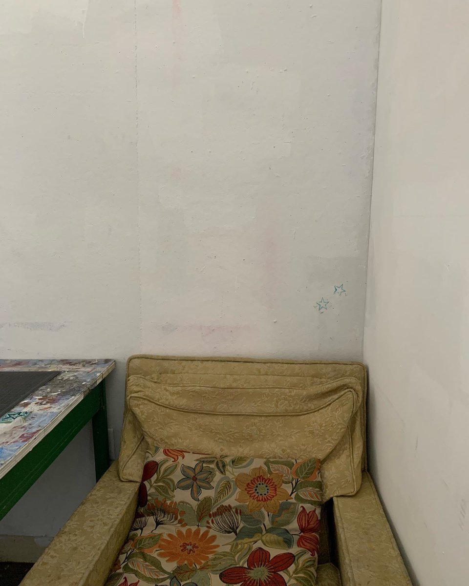 _rileysims's tweet photo. made my mark on my new senior studio https://t.co/oVuzWbfOQM