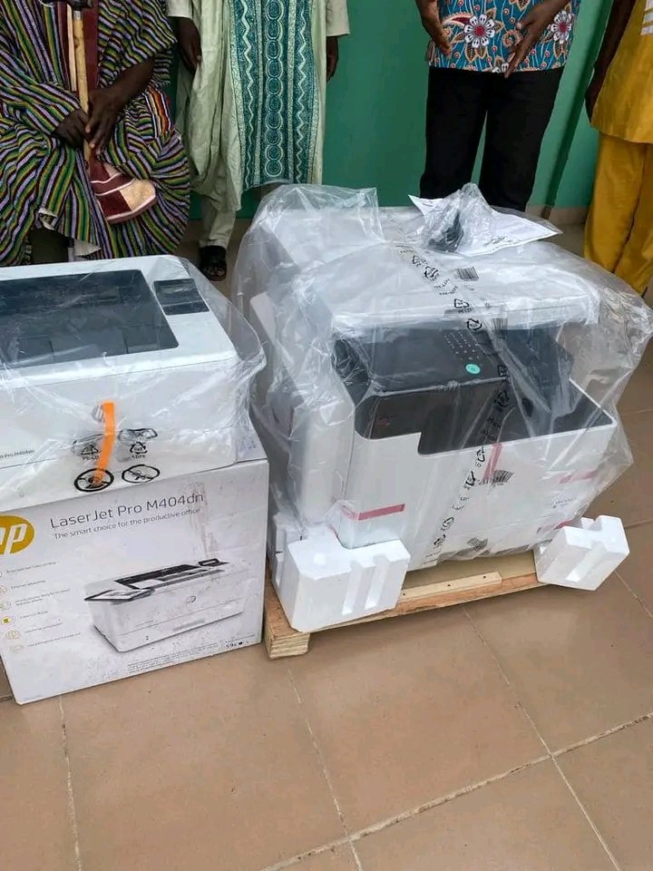HonAbudu's tweet photo. The MP for Walewale, Hajia Lariba Abudu presented a Modern Printer and a Giant Photocopier to Janga Senior High School in the Walewale Constituency.

The head master expressed his appreciation to the Mp for the kind gesture and assured the team they will use the equipments. https://t.co/4UQfMQvn6T