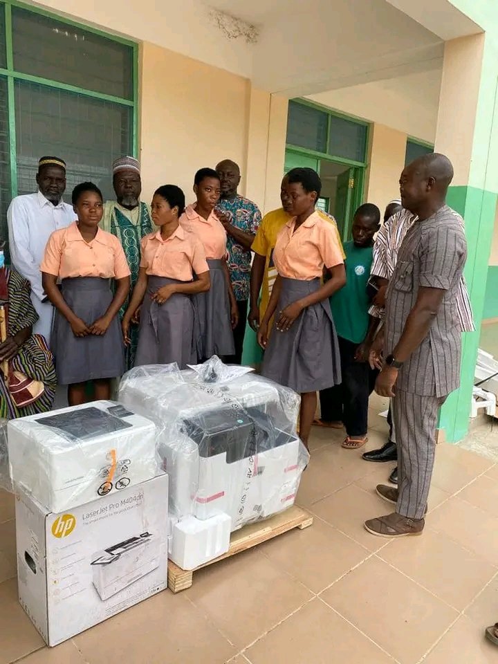 HonAbudu's tweet photo. The MP for Walewale, Hajia Lariba Abudu presented a Modern Printer and a Giant Photocopier to Janga Senior High School in the Walewale Constituency.

The head master expressed his appreciation to the Mp for the kind gesture and assured the team they will use the equipments. https://t.co/4UQfMQvn6T