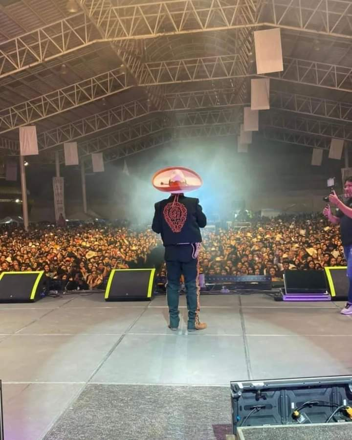 RuidoEnLaRed's tweet photo. Lo dejaron solito 🥺

Don Rogelio Veina "El Mostrenco", se presentó en la Feria de Fresnillo Zacatecas frente a sólo tres personas.

La historia llegó a oídos del cantante Gerardo Ortiz, quien lo contactó para que abriera su presentación y hasta le dieron un simi.  ❤️‍🔥 https://t.co/ReQ19HYl3x