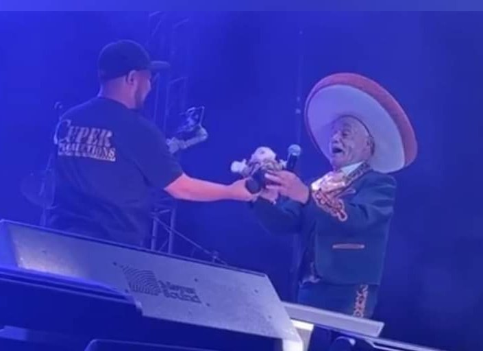 RuidoEnLaRed's tweet photo. Lo dejaron solito 🥺

Don Rogelio Veina "El Mostrenco", se presentó en la Feria de Fresnillo Zacatecas frente a sólo tres personas.

La historia llegó a oídos del cantante Gerardo Ortiz, quien lo contactó para que abriera su presentación y hasta le dieron un simi.  ❤️‍🔥 https://t.co/ReQ19HYl3x