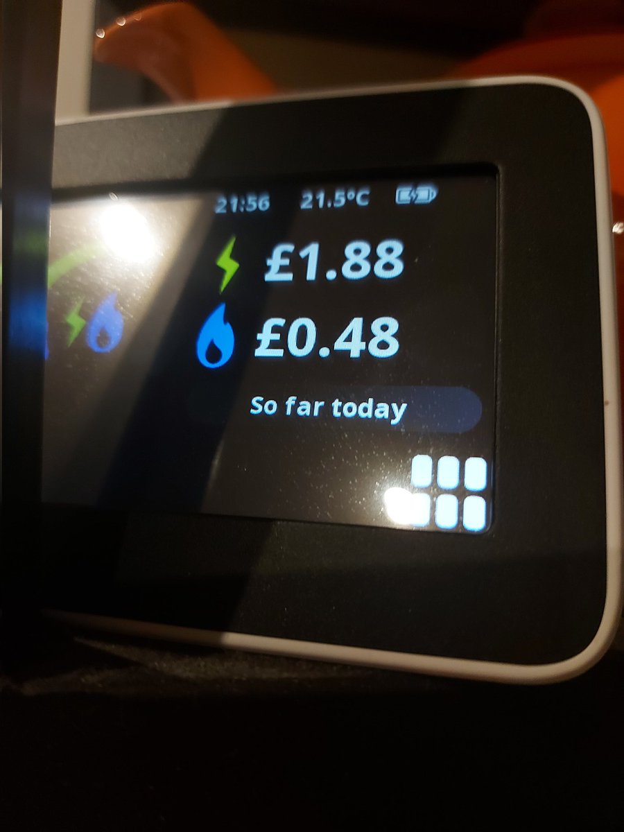 CookWorkSmile's tweet image. This is my usage for a day, now imagine it went up to a max of £3.50 a day, that still does not warrant a bill of £297 per month, with no 'smart' readings available on my account since May. Why, as a nation, are we letting these people rob us? #DontPayUK @ShellEnergyHome