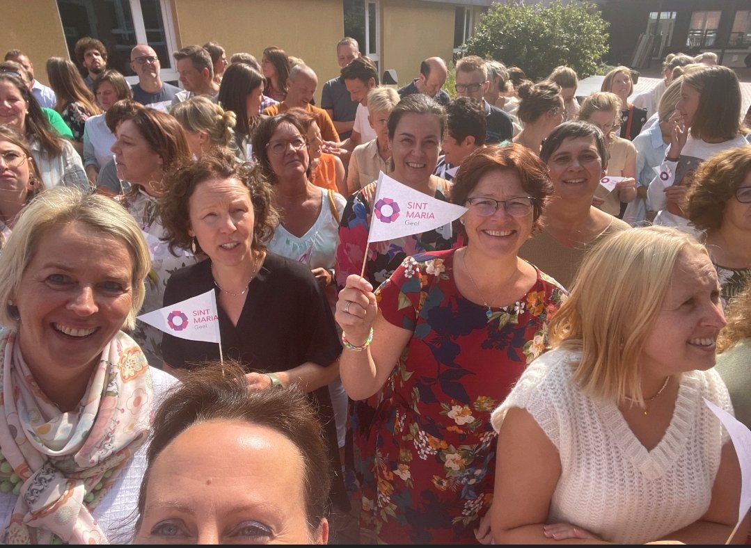 Lievevnh's tweet photo. Omdat beelden meer zeggen dan woorden ... 
'Mijn' school... al 26 jaar.
#positievevibes #veelgoesting #sintmariageel https://t.co/ANyk2nwo9Q