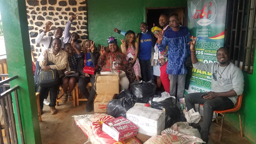 charly_olivier's tweet image. L&apos; @BloggersCM donne le sourire au enfants en faisant un don à l&apos;orphelinat Mia- Mo&apos;o de Dschang. C&apos;est à l&apos;occasion du projet #ABCCARE et à l&apos;occasion de la journée mondiale du blog.
#Happy 
#BlogDay237 
#abcblogday
#abccare