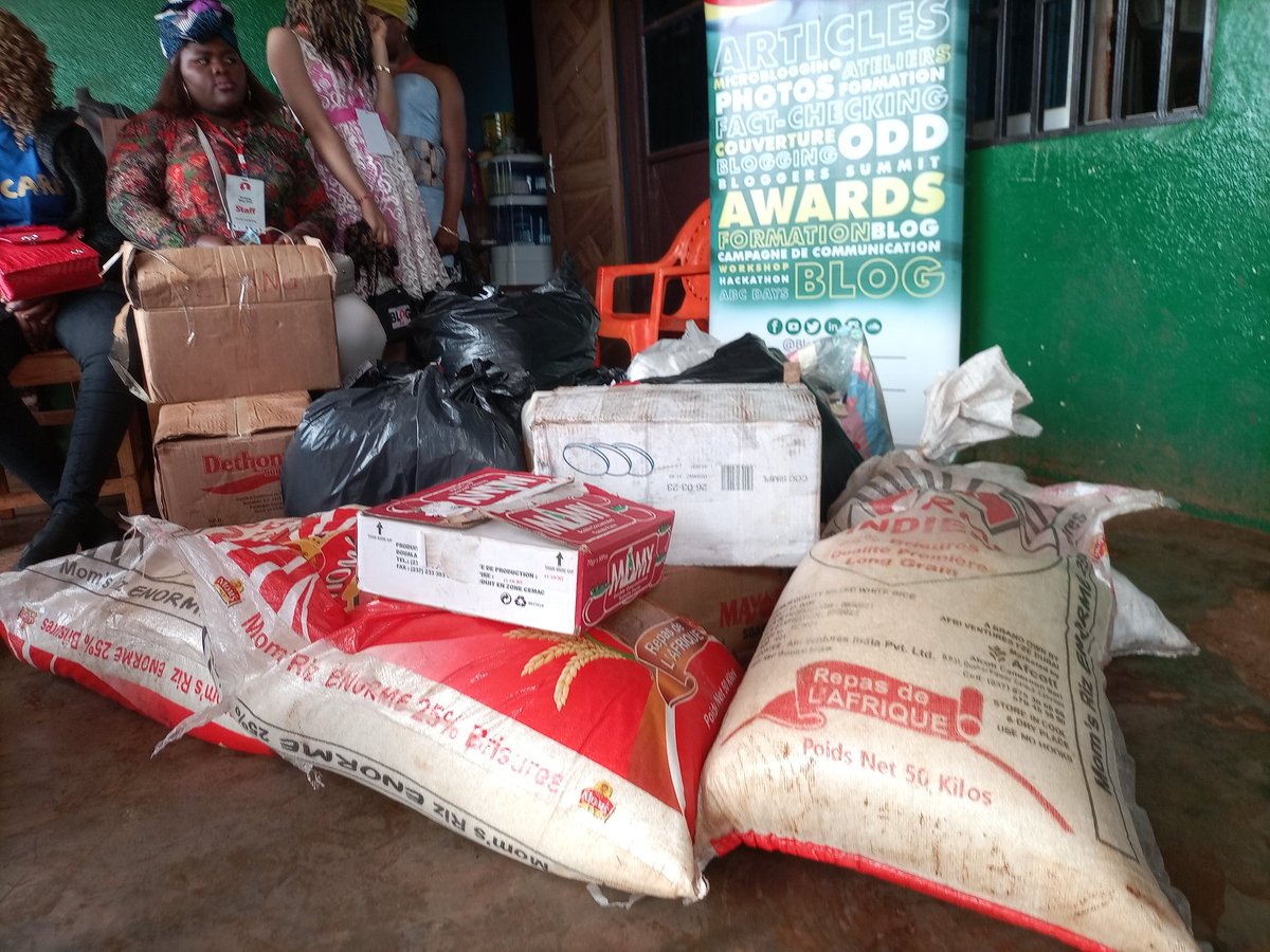 charly_olivier's tweet image. L&apos; @BloggersCM donne le sourire au enfants en faisant un don à l&apos;orphelinat Mia- Mo&apos;o de Dschang. C&apos;est à l&apos;occasion du projet #ABCCARE et à l&apos;occasion de la journée mondiale du blog.
#Happy 
#BlogDay237 
#abcblogday
#abccare