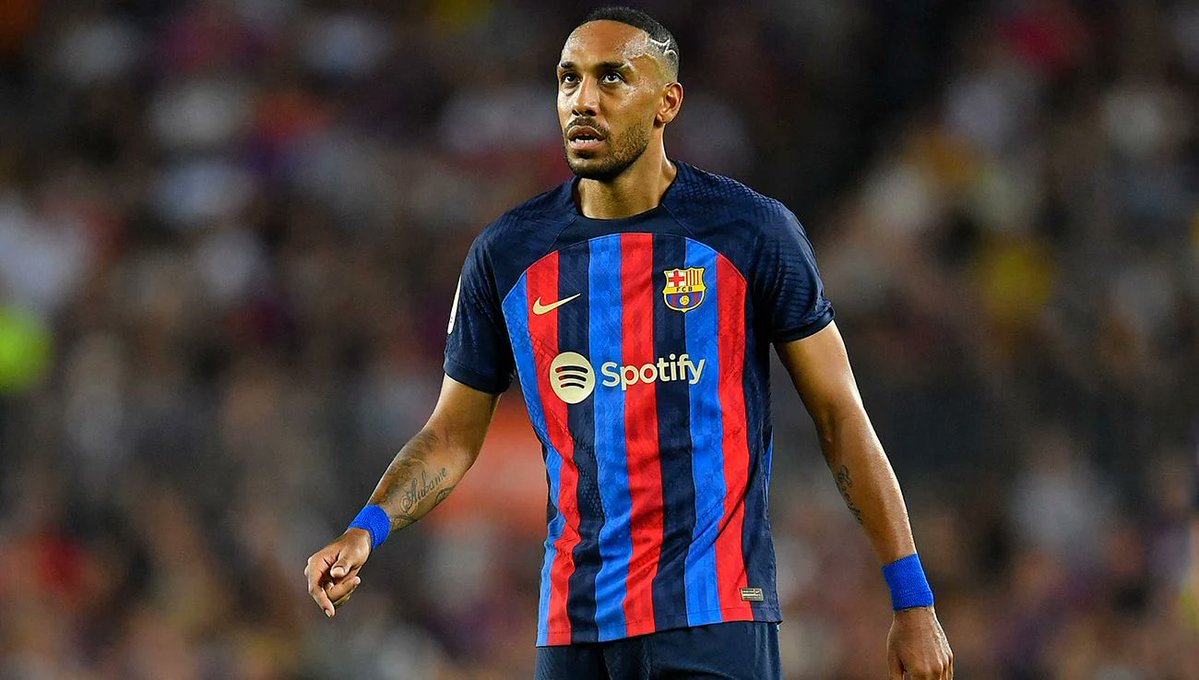 VSportsTM's tweet photo. Aubameyang tendrá entre 4 y 5 semanas de recuperación por una fractura de mandíbula. Según informa The Athletic, le pegaron con la culata de una escopeta cuando asaltaron su casa hace unos días. https://t.co/jkPg0vPoYb