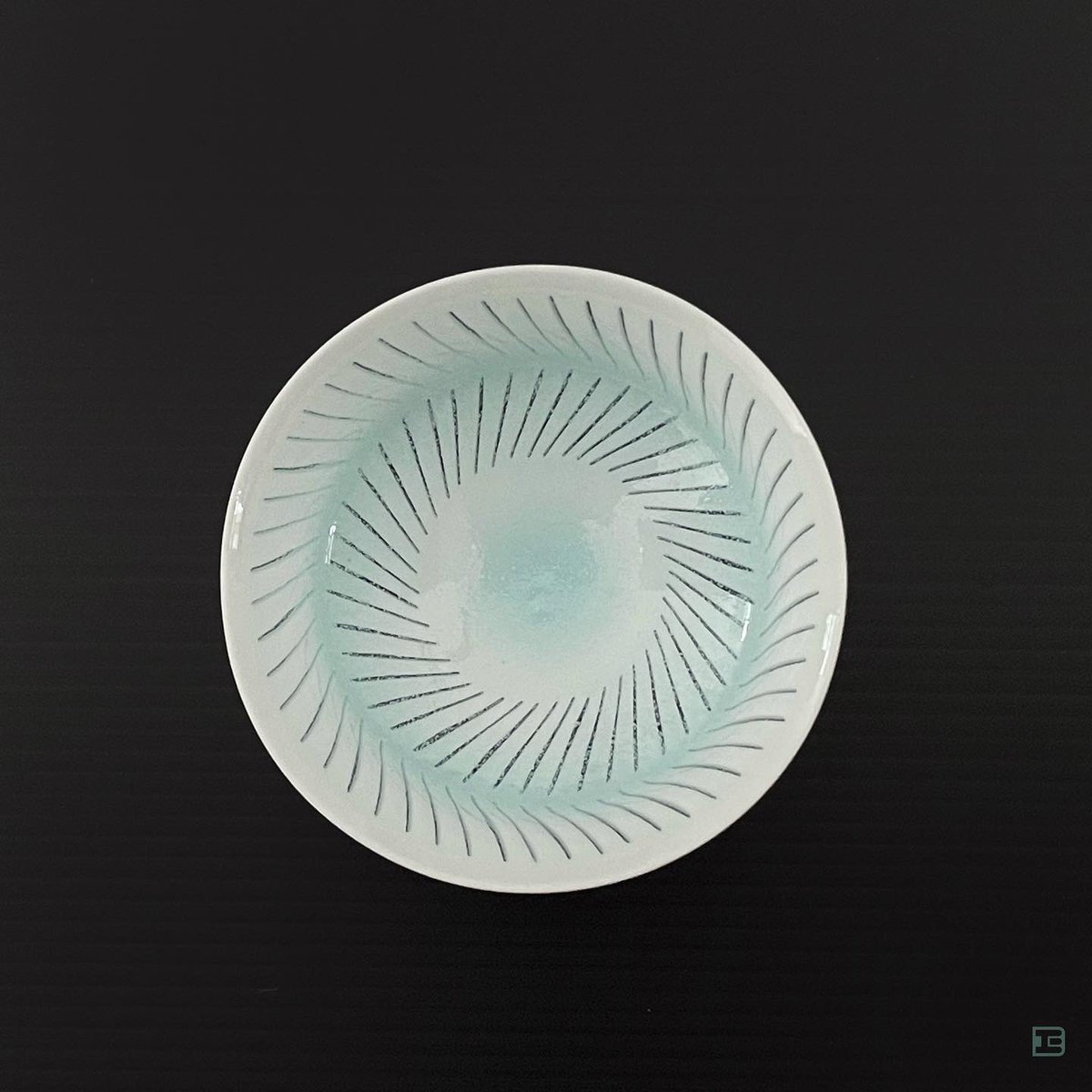 ✨New Artist ✨
Koutaro IKURA creates original works using technique called ‘Hotarude’ which allows light to transmit when the glaze is poured over the pottery. When it is placed under light, the parts that were cut open transmits light and the result is breathtakingly beautiful.