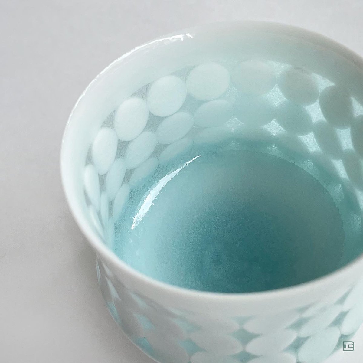 eclectic_66's tweet photo. ✨New Artist ✨
Koutaro IKURA creates original works using technique called ‘Hotarude’ which allows light to transmit when the glaze is poured over the pottery. When it is placed under light, the parts that were cut open transmits light and the result is breathtakingly beautiful. https://t.co/pFLFUfOllA