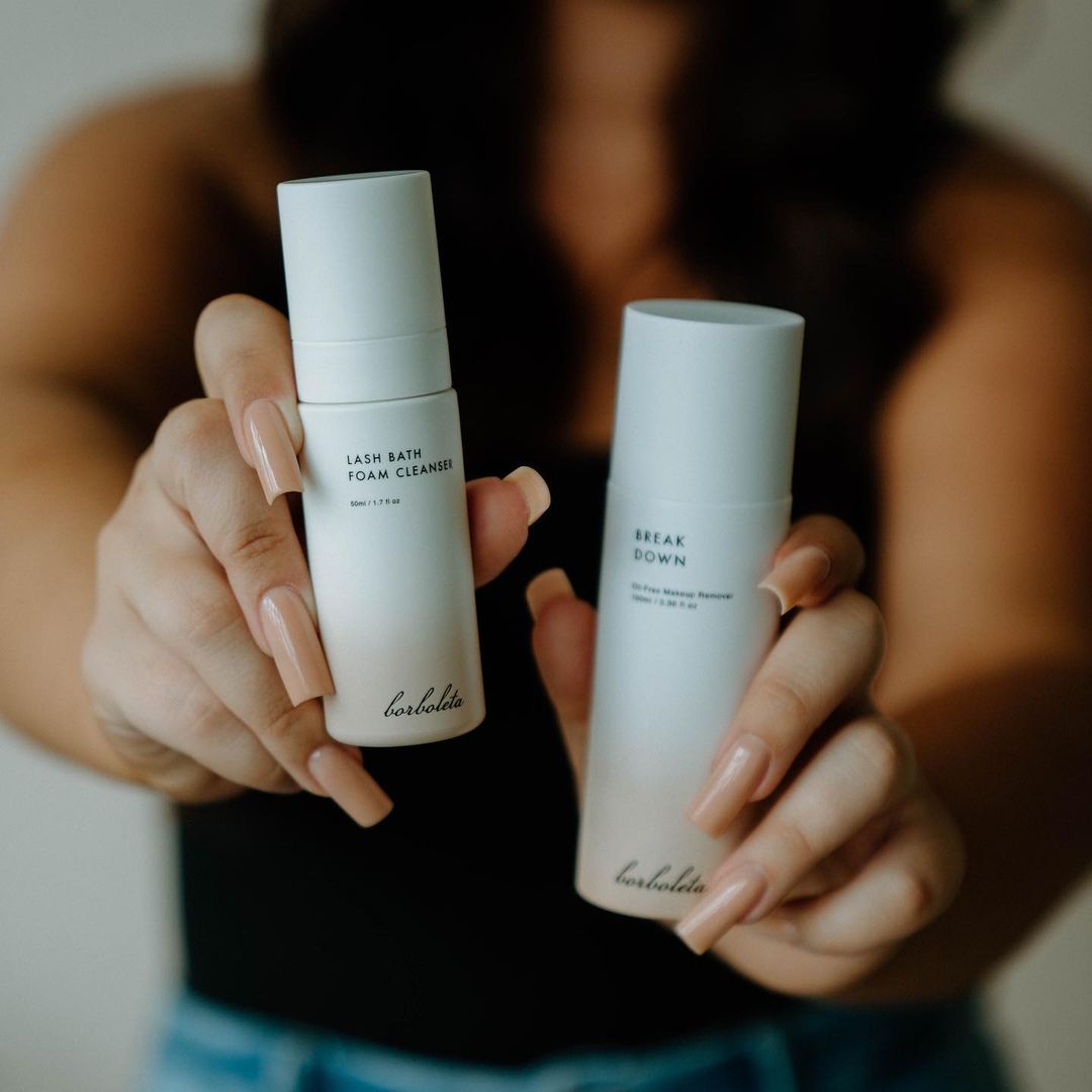 Formulated with premium ingredients like moisture-binding hyaluronic acid and amino acids, Lash Bath and Breakdown makeup remover replenish and hydrate your eye area for more youthful-looking skin. ☁️

📸:: besse.beauty on IG