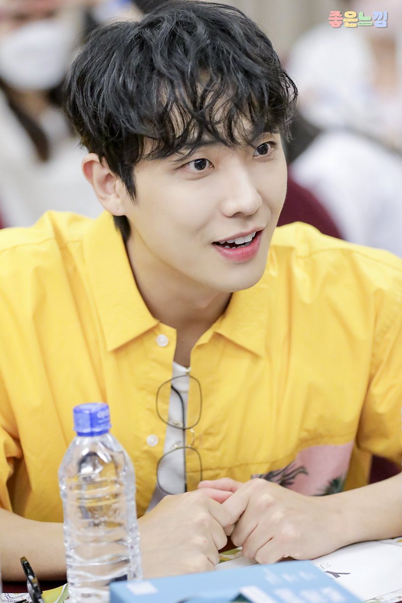 26_goodvibes's tweet photo. [220827 이준 팬캠프 in 부산]
노란 병아리🐣 
넘 귀여워... 너무 귀여워......🥺 무지 귀여워😭 엉엉.... 끄으읍 끄흡...😢 어떡해... 짱 귀여워... 미쳤나 봐...🥺

#이준 #leejoon #이준팬캠프 https://t.co/r3zoXsMOoa