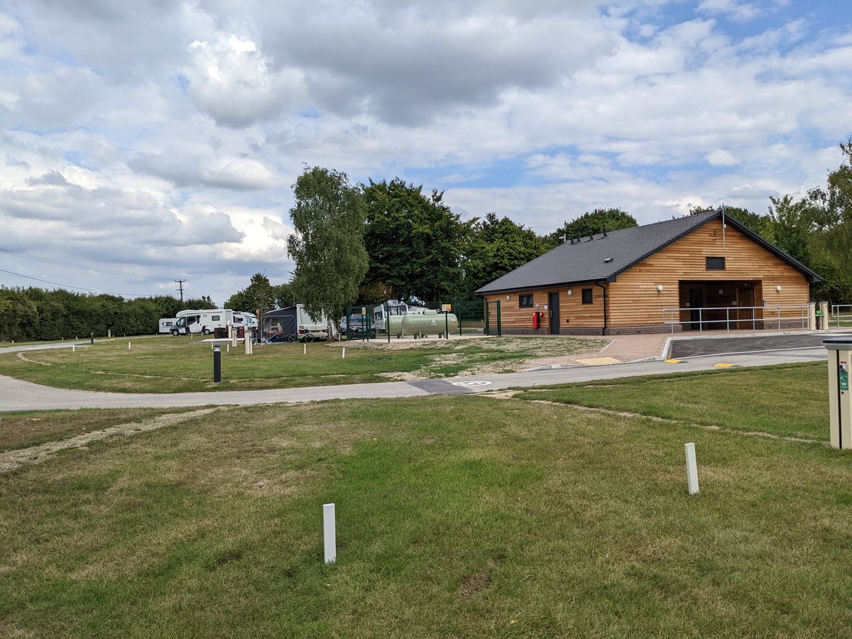 CluelessCaravan's tweet photo. Pretty quiet at the newly updated Morn Hill @candmclub. Swish new facilities blocks and the bottom site completely transformed to hard standing. V impressed. Staff lovely. https://t.co/9yCsFQ2eZ6