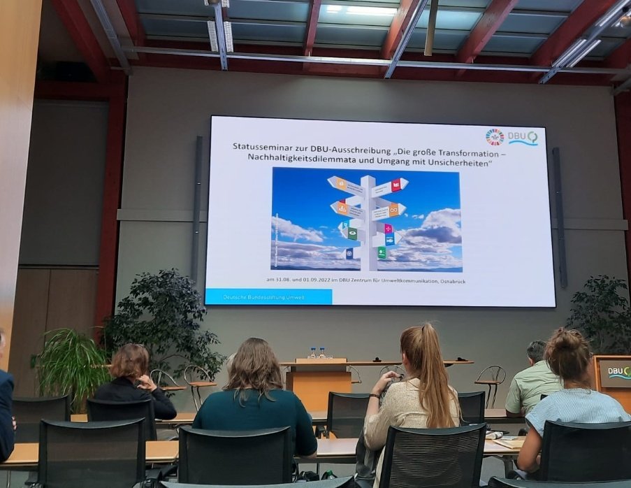 Heute vertritt @_Mchl_Ngl unser Projekt beim Statusseminar zur <a href="/umweltstiftung/">DBU</a> Ausschreibung "Große #transformation - Nachhaltigkeitsdilemmata und Umgang mit Unsicherheiten". Viele spannende Projekte und tolle (Zwischen)Ergebnisse! #politischeBNE