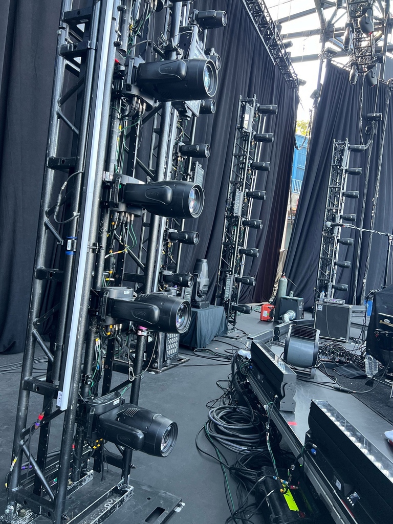 ElationPro's tweet photo. Brett Eldredge on the road! Production designer, LD, lighting programmer, lighting operator, &amp; lighting tech,Bobby Glowacki, uses Elations lighting package of DARTZ 360 narrow beam moving heads, Paladin Panel flood &amp; effect lights,ZW37 beam/wash moving heads,&amp; our SixPar 200 IP https://t.co/IJrdupuJ2m