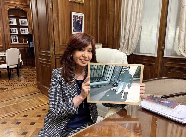 Adriana56224210's tweet photo. @PatoBullrich 👏🏻👏🏻👏🏻👏🏻👏🏻👏🏻👏🏻👏🏻👏🏻. Siempre será recordada como la más corrupta y chorra de la Nación Argentina. #CFKCondenadaYPresaesjusticia https://t.co/KpeoKAARvB