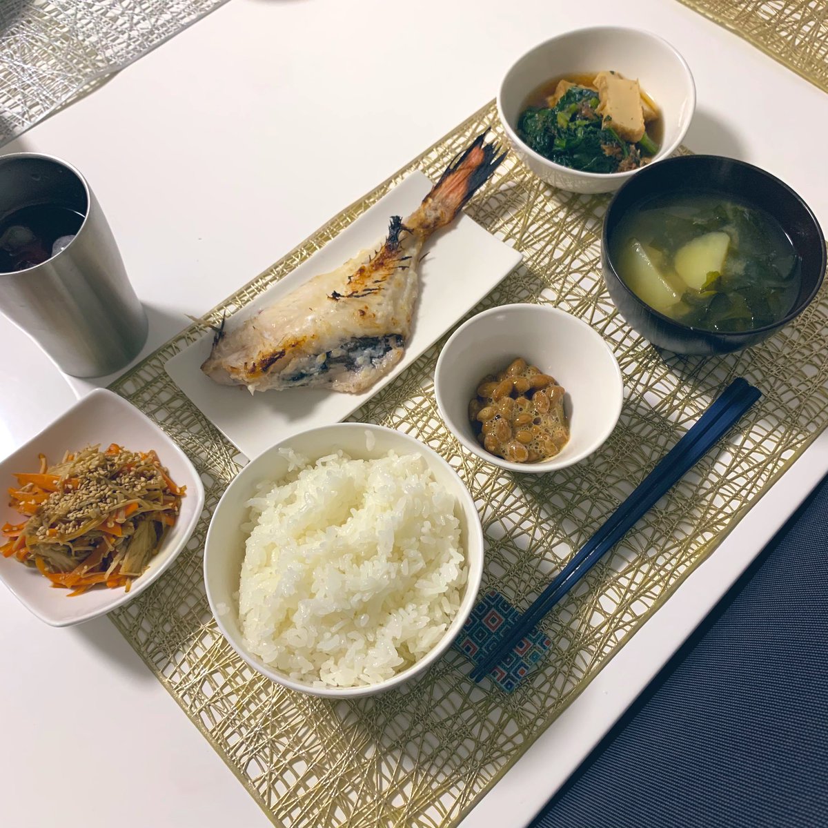 ha_ruruco's tweet photo. 野菜庫の残りが長芋だけになった。冷凍ストックの野菜たちに助けてもらってなんとか金曜日の買い出しまで持ち堪えたい。
もう9月。明日は一旦カビ対策のための断捨離・掃除はストップして、通常通りの掃除をする予定(床、トイレ、洗面所)。実家から戻ってきてからずーっと掃除しているのよ本当に… https://t.co/guqanRXndL