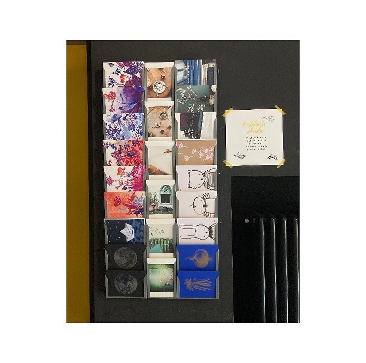 Bei uns gibts ganz viele neue Postkarten. Und neu kannst du bei uns auch Briefmarken kaufen und wenn du möchtest, bringen wir die Karten auch gleich auf die Post. 

Wolltest du auch schon lange jemandem wieder eine Postkarte schreiben? Dann komm vorbei, … instagr.am/p/Ch7as-SqvfA/