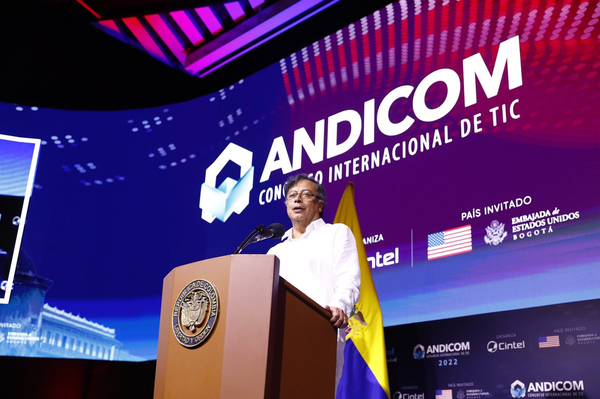 ANDICOM's tweet photo. “Tengan la certeza de que, para este Gobierno, la conectividad es una prioridad. Toda sociedad de conocimiento es una sociedad en paz y ese es el objetivo mayor de la sociedad colombiana"@petrogustavo al cierre de su presentación en #ANDICOM2022 https://t.co/KptBg2Eo4b