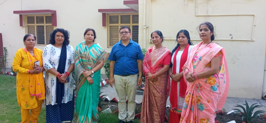 आज महिला मोर्चा जिला सहारनपुर की बहनो के साथ उपजिलाधिकारी देवबंद श्री दीपक कुमार जी से शिष्टाचार भेंट की।