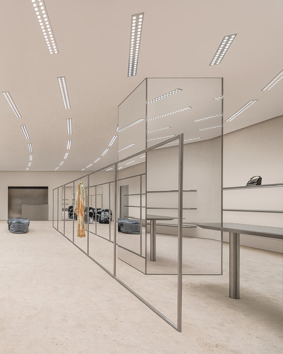 acnestudios's tweet photo. Interiors, #AcneStudios Shenzhen MixC Bay.

Subtle contrasts: pink marble meets high-gloss stucco lustro on the walls and ceiling, while black dyed canvas furniture arrives in undulating silhouettes. 

Light Design by #BenoitLalloiz https://t.co/PeuNBbUsLs