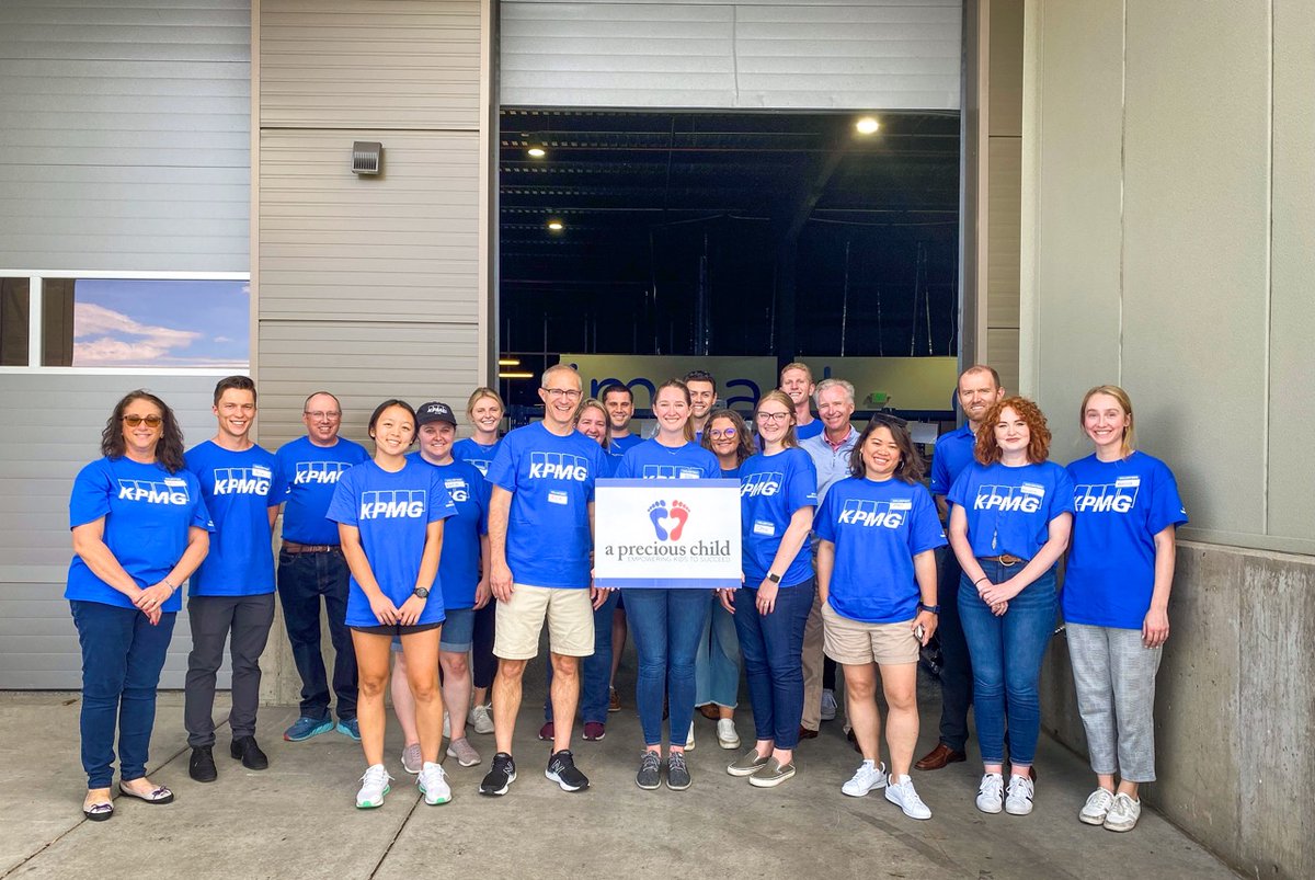 apreciouschild's tweet photo. #VolunteerSpotlight Thank you, @KPMG for helping us fill backpacks during our Fill A Backpack Program. Both volunteer groups were able to fill 838 backpacks full of grade-appropriate school supplies! #FillABackpack https://t.co/Ynd3oTStwx