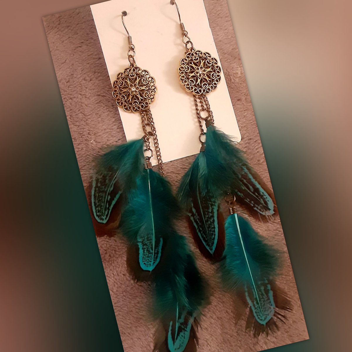 LauraPaparazzi's tweet photo. Light as a feather. Long turquoise feather retro earrings with bronze dreamcatcher design. Fish hook back. Hypoallergenic #laurarocksjewelry #laurarocks #smallbusiness #Retro https://t.co/eGTvKsB5UX