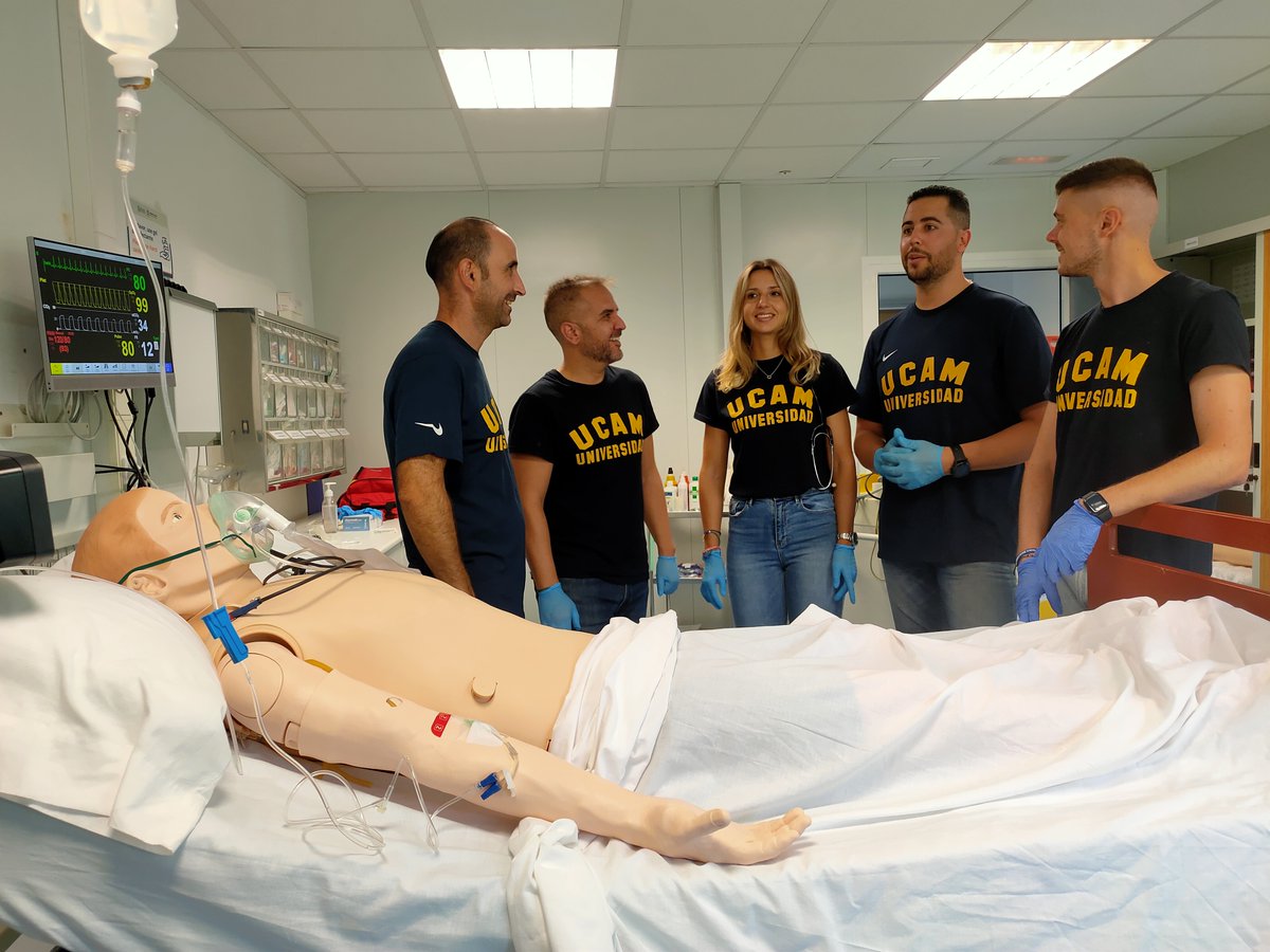 UCAM's tweet photo. 📢 La UCAM envía profesionales y equipamiento sanitario a Uganda
✅ Lo hace a través de @WORLDPROJECTONG que ha organizado una nueva expedición al país africano formada por ocho integrantes, tres de ellos profesores de la Universidad Católica de Murcia
➡️ https://t.co/2eocsk750X https://t.co/liSzttO1CW