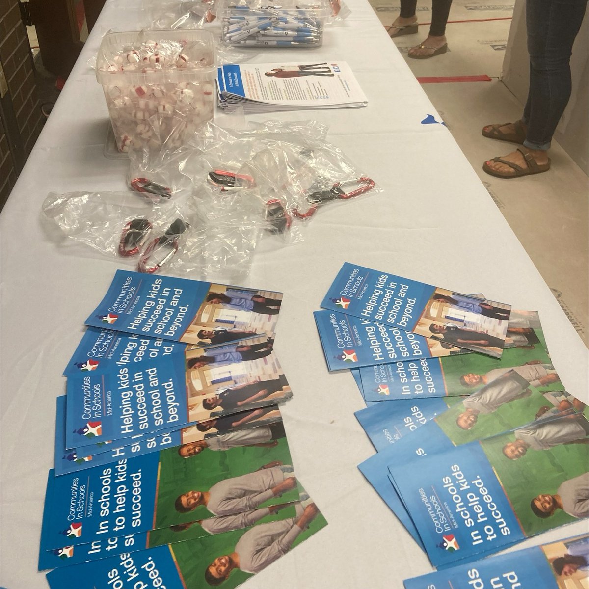 SparkWheelInc's tweet photo. Logan Avenue Elementary School in Emporia, Kansas, had an open house the first week of school. This was a great time to meet students and parents while recruiting and having fun!
#BeginningofSchool #OpenHouse #StartofSchool #Connection #Recruiting #Fun #AllinforKids https://t.co/bBENfOoNHT