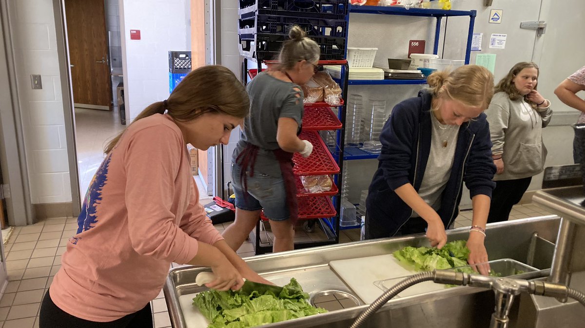 FH_Highschool's tweet image. It was all hands on deck when the gas company shut down our line to make some repairs, but LANCERS SHOW UP! Our students and kitchen staff pivoted beautifully: fresh fruit, salad bar, and grilled hot dogs!