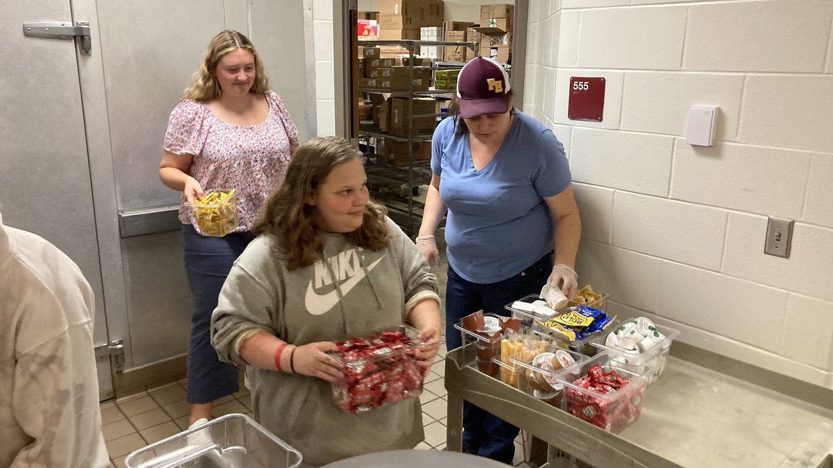 FH_Highschool's tweet image. It was all hands on deck when the gas company shut down our line to make some repairs, but LANCERS SHOW UP! Our students and kitchen staff pivoted beautifully: fresh fruit, salad bar, and grilled hot dogs!
