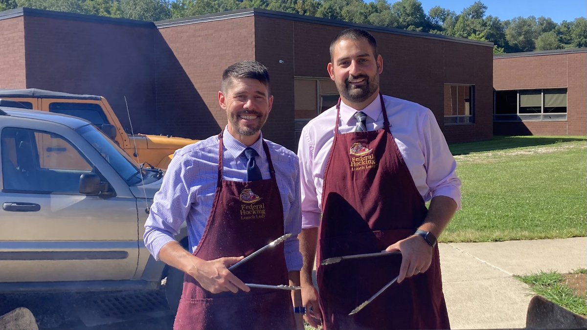 FH_Highschool's tweet image. It was all hands on deck when the gas company shut down our line to make some repairs, but LANCERS SHOW UP! Our students and kitchen staff pivoted beautifully: fresh fruit, salad bar, and grilled hot dogs!