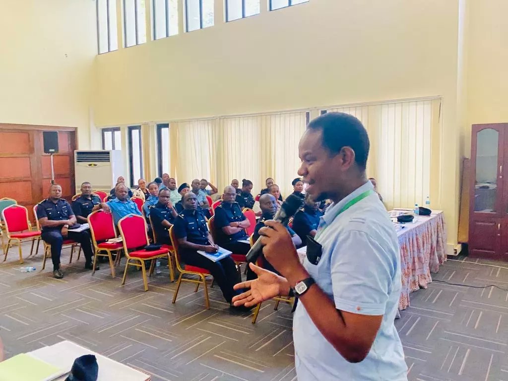 NCTTanzania's tweet photo. Maafisa #Uhamiaji wakiendelea na #Mafunzo katika #Programu ya Mafunzo ya #Tanzania The #Royaltour Katika Kuimarisha Huduma Kwa Wadau Walio Katika Mnyororo Wa Kutoa Huduma Za  #Utalii.
Programu hii imepewa #ufadhili na Benki ya #NMB  
@UhamiajiTz @NMBTanzania @OUtalii https://t.co/0HHyYic4sy